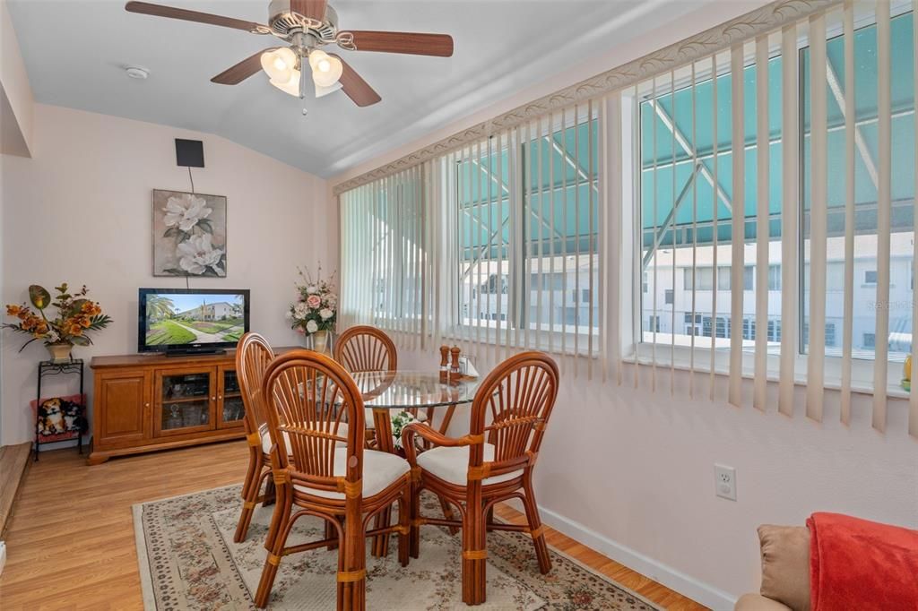 Active With Contract: $159,900 (2 beds, 2 baths, 870 Square Feet)