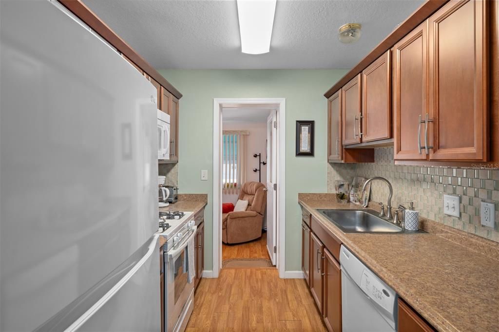 Active With Contract: $159,900 (2 beds, 2 baths, 870 Square Feet)
