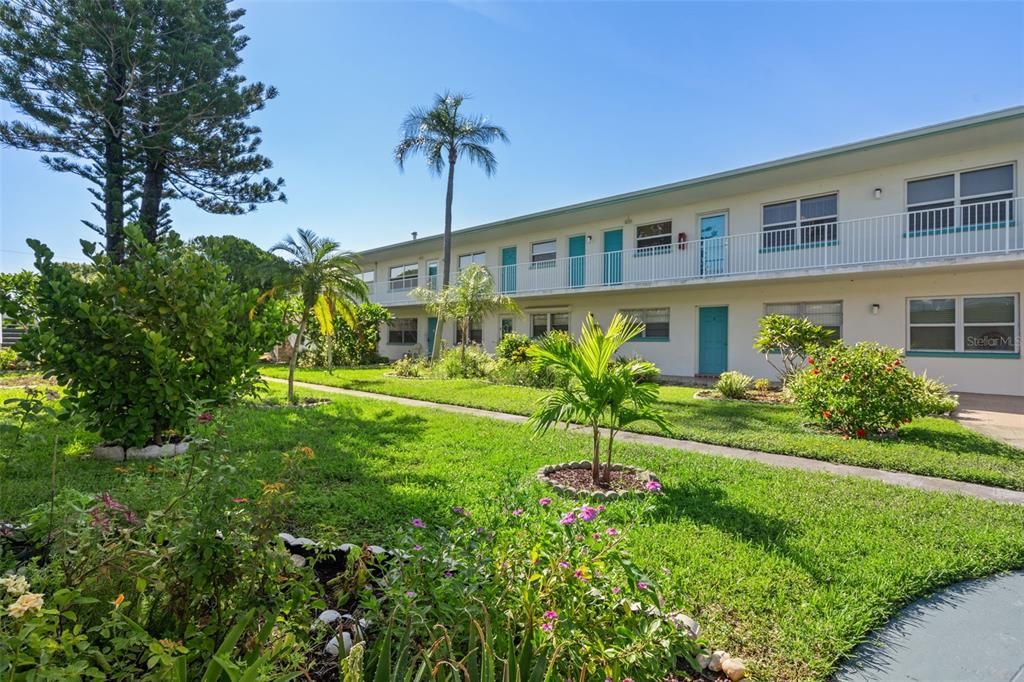 Active With Contract: $159,900 (2 beds, 2 baths, 870 Square Feet)