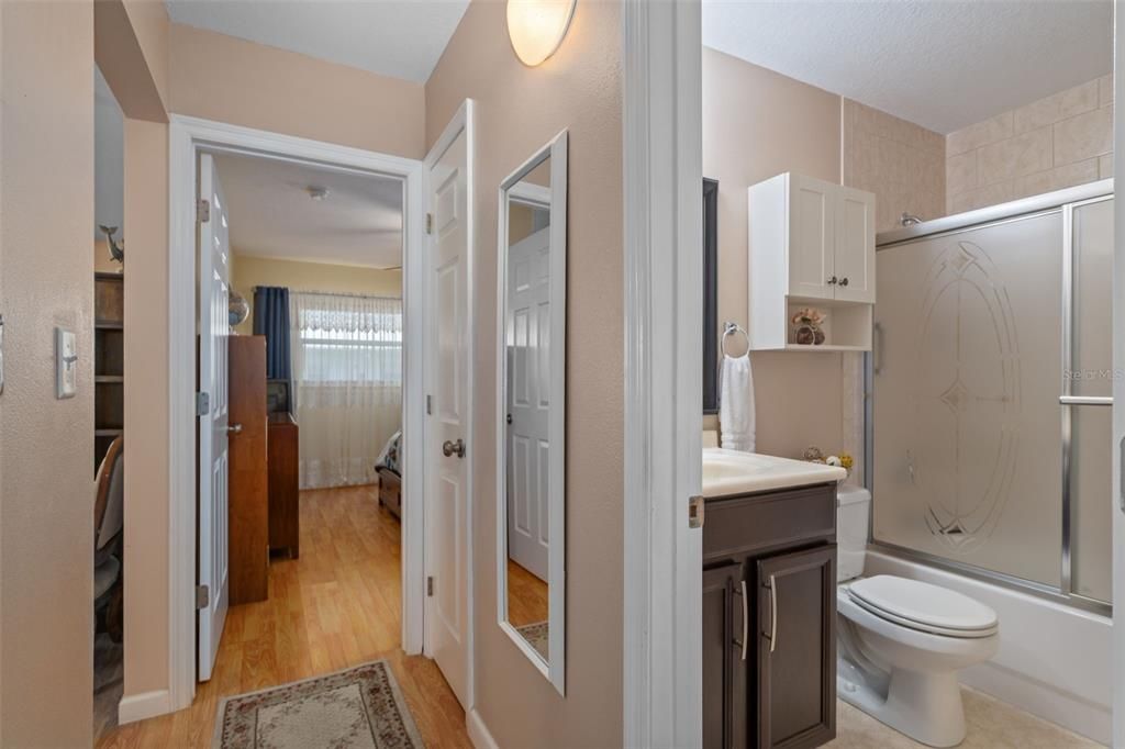 Active With Contract: $159,900 (2 beds, 2 baths, 870 Square Feet)