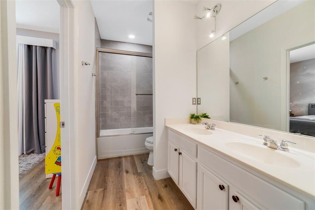 待售: $1,600,000 (5 贝兹, 4 浴室, 3904 平方英尺)