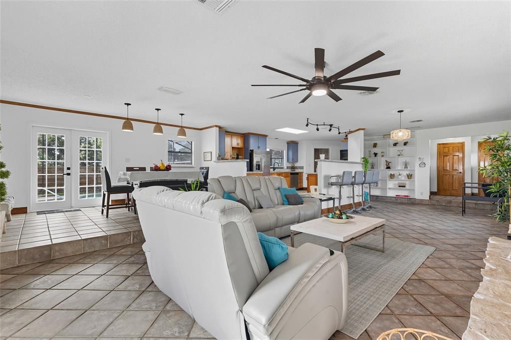 En Venta: $790,000 (5 camas, 3 baños, 2345 Pies cuadrados)