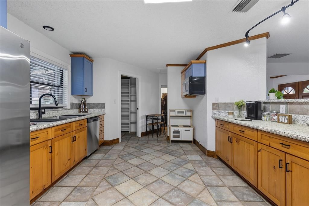 En Venta: $790,000 (5 camas, 3 baños, 2345 Pies cuadrados)