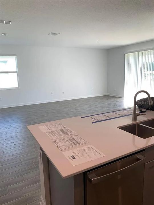 合同活跃: $2,200 (4 贝兹, 3 浴室, 2032 平方英尺)