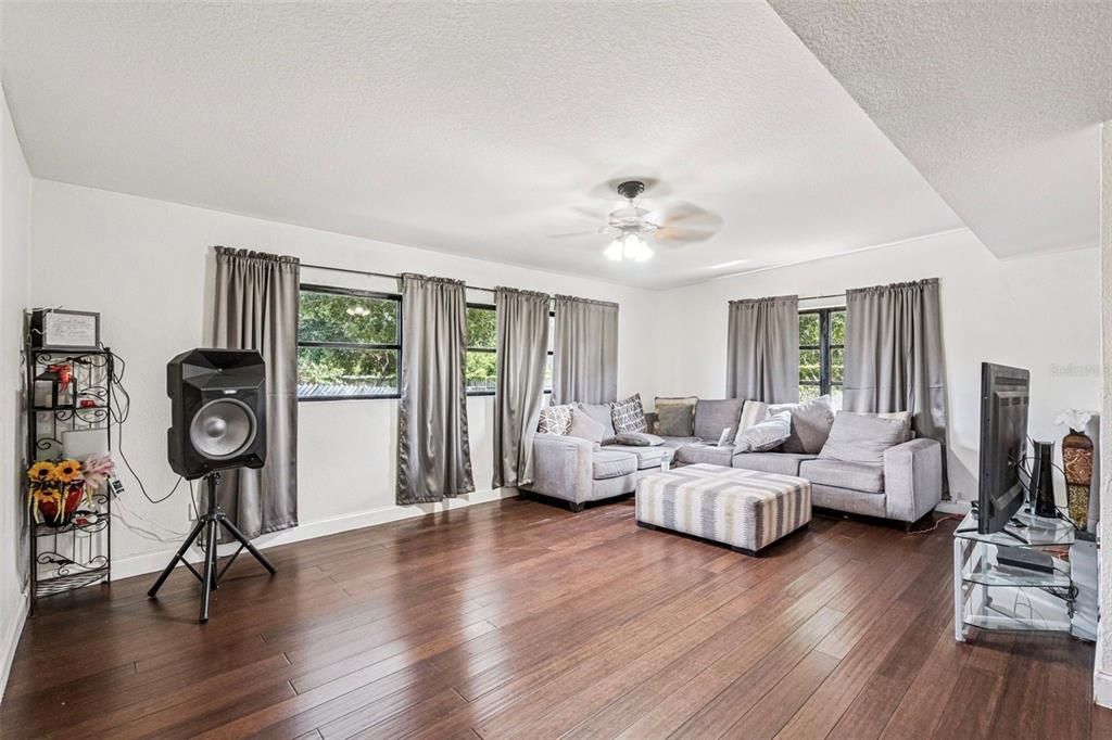 En Venta: $420,000 (3 camas, 2 baños, 1782 Pies cuadrados)