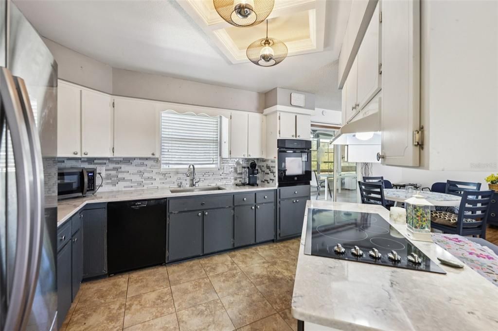 合同活跃: $235,000 (2 贝兹, 2 浴室, 1151 平方英尺)