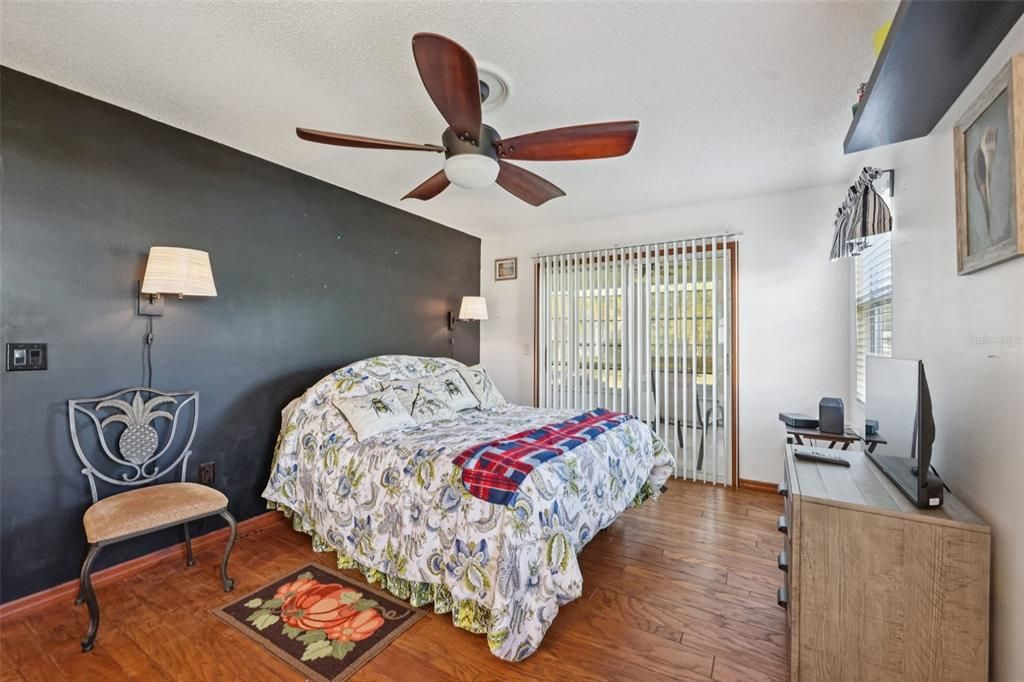 合同活跃: $235,000 (2 贝兹, 2 浴室, 1151 平方英尺)