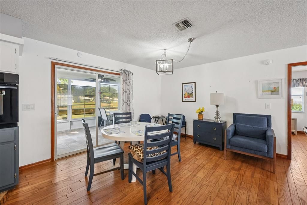 合同活跃: $235,000 (2 贝兹, 2 浴室, 1151 平方英尺)