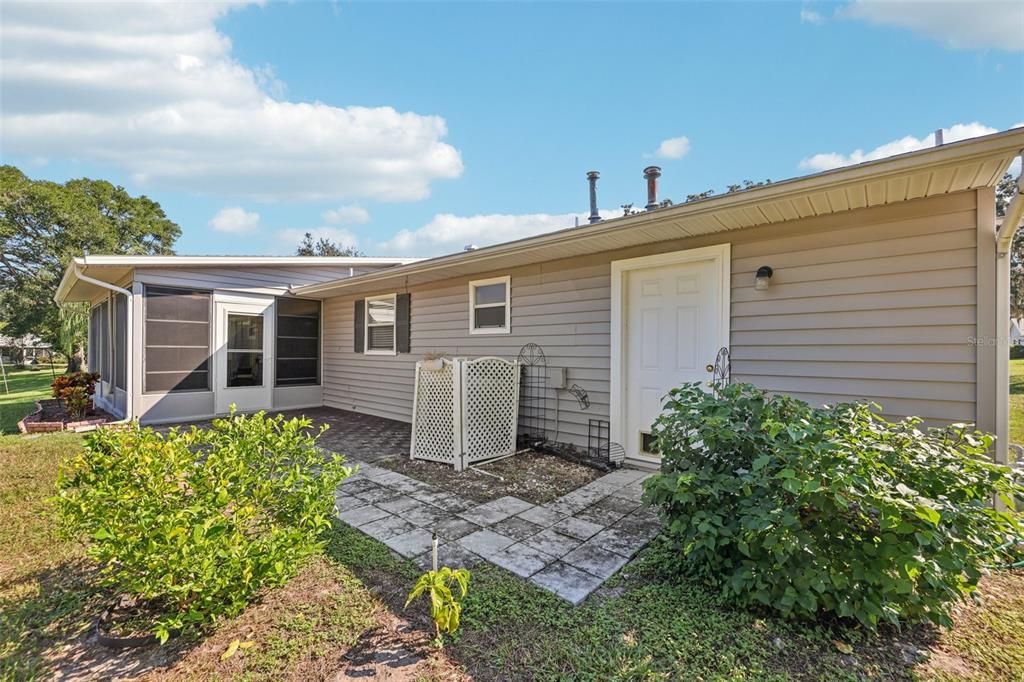 合同活跃: $235,000 (2 贝兹, 2 浴室, 1151 平方英尺)