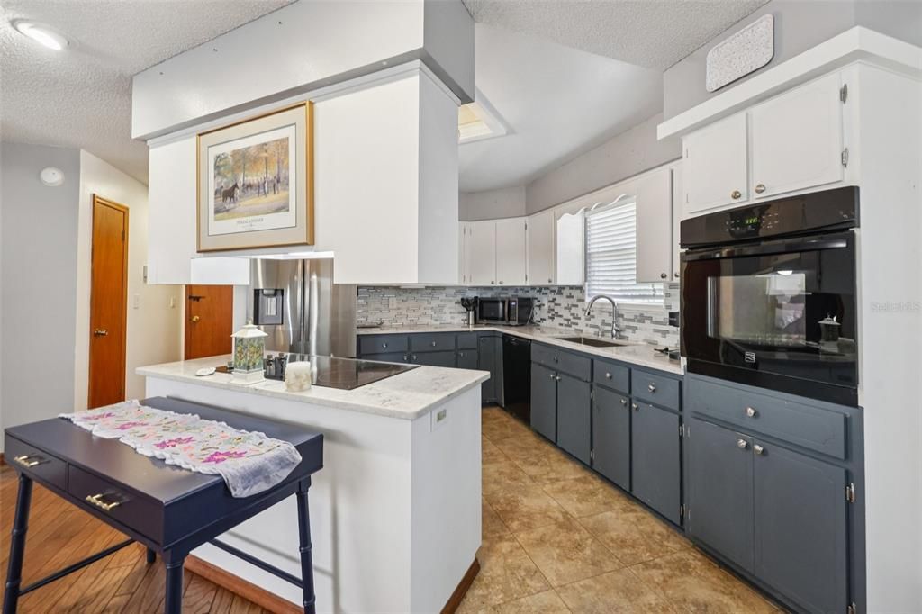 合同活跃: $235,000 (2 贝兹, 2 浴室, 1151 平方英尺)