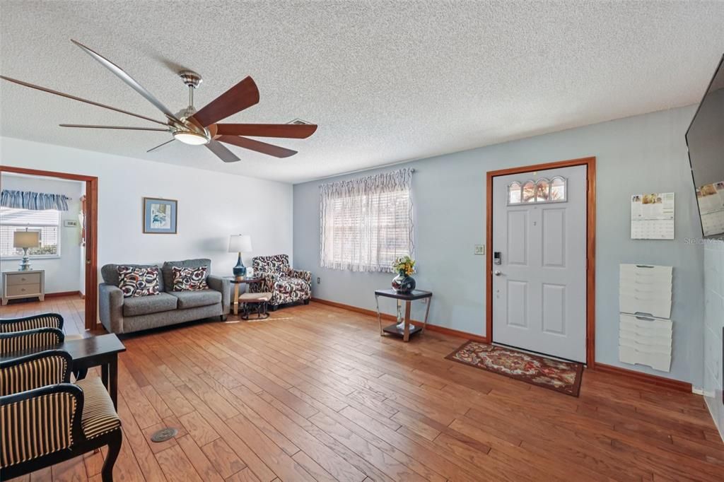 合同活跃: $235,000 (2 贝兹, 2 浴室, 1151 平方英尺)