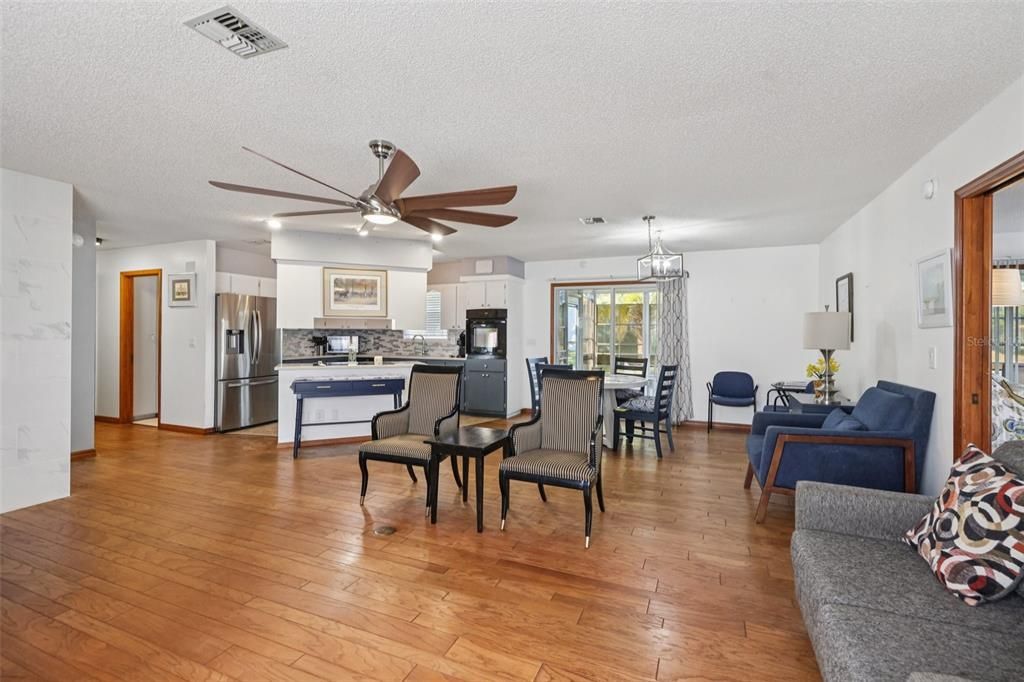 合同活跃: $235,000 (2 贝兹, 2 浴室, 1151 平方英尺)