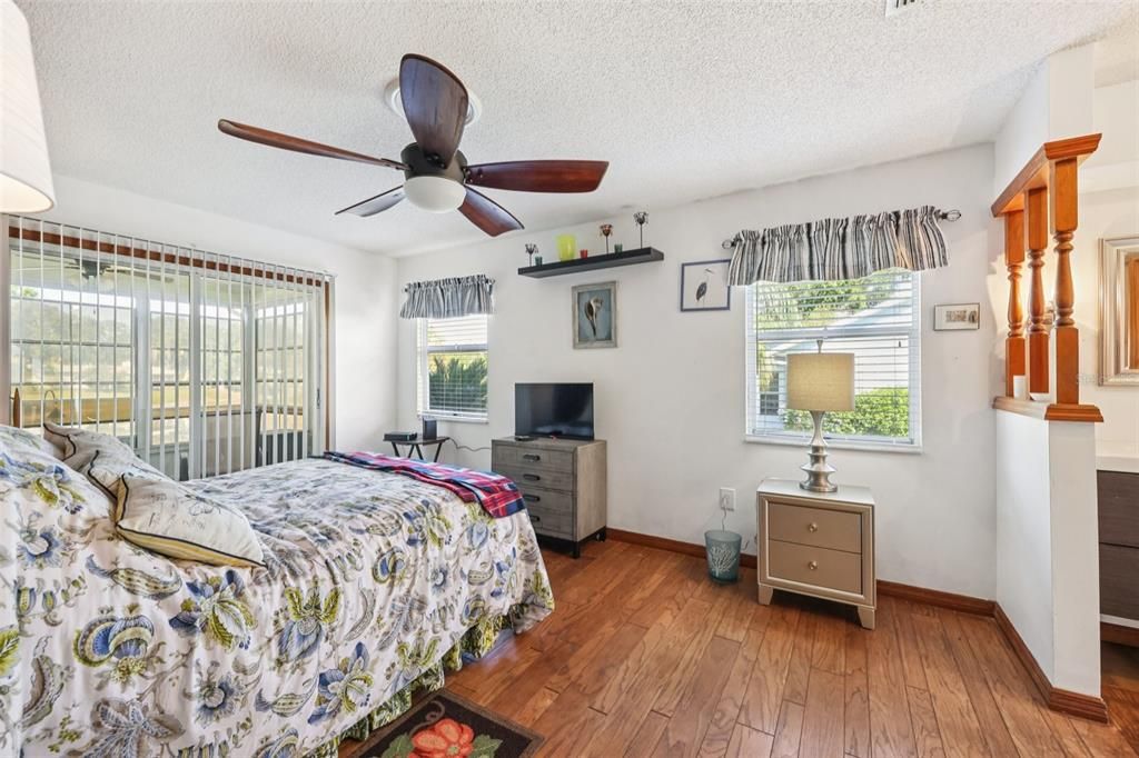 合同活跃: $235,000 (2 贝兹, 2 浴室, 1151 平方英尺)