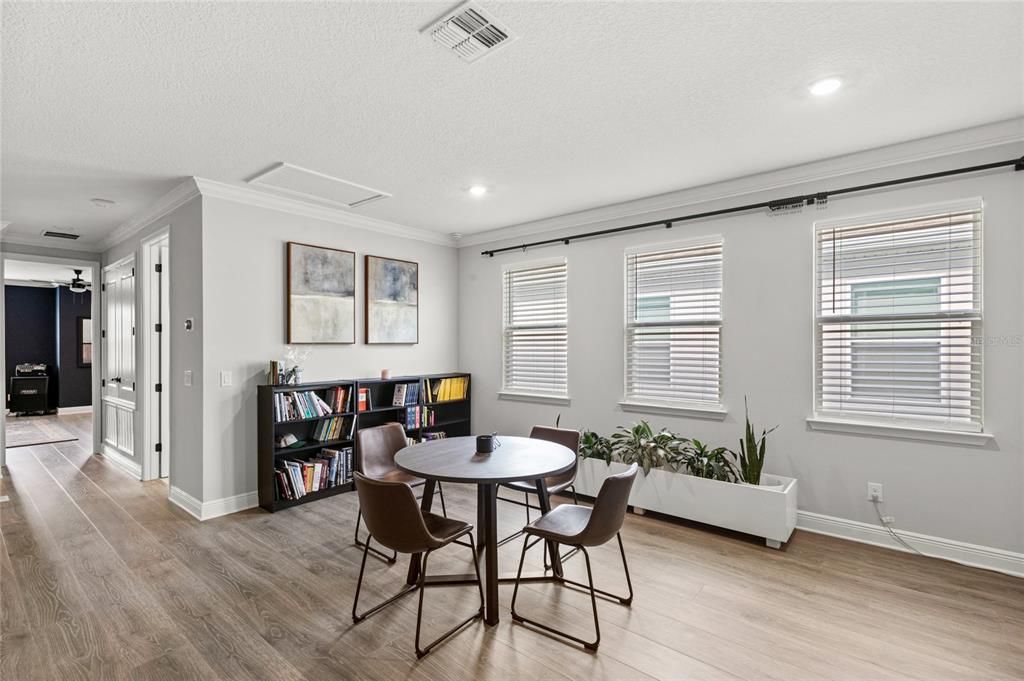 Под контрактом: $985,000 (7 спален, 5 ванн, 4873 Квадратных фут)