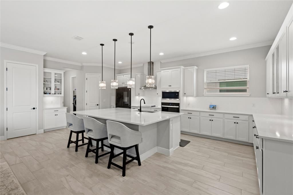 Под контрактом: $985,000 (7 спален, 5 ванн, 4873 Квадратных фут)