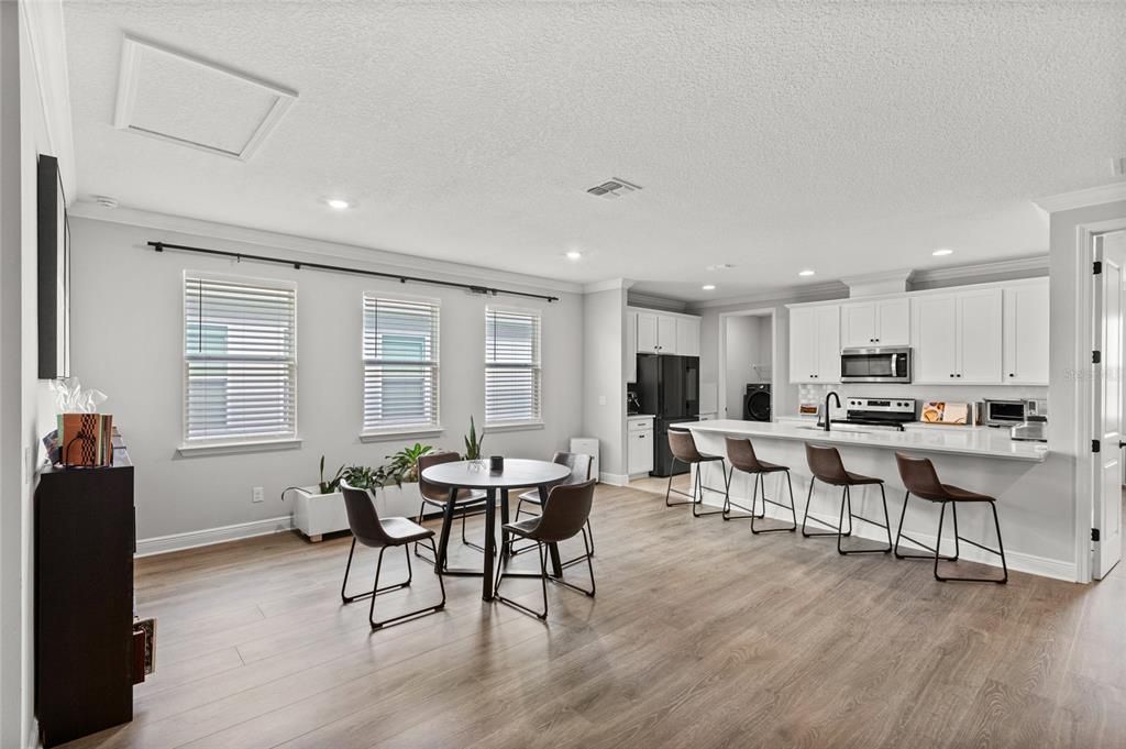 Под контрактом: $985,000 (7 спален, 5 ванн, 4873 Квадратных фут)