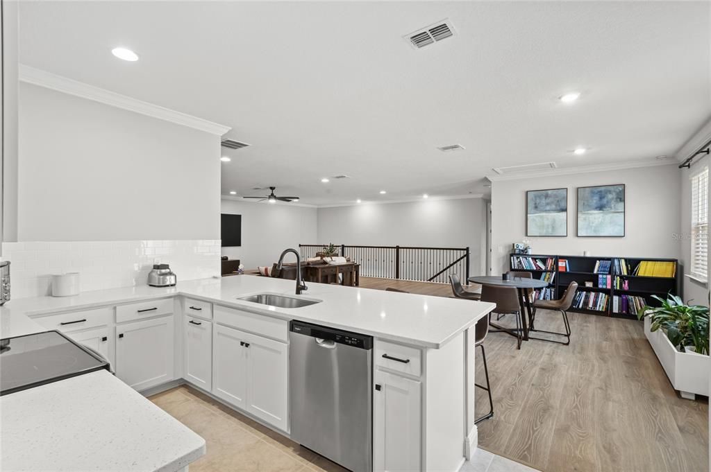 Под контрактом: $985,000 (7 спален, 5 ванн, 4873 Квадратных фут)