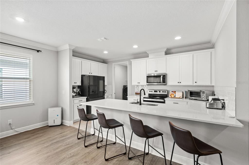 Под контрактом: $985,000 (7 спален, 5 ванн, 4873 Квадратных фут)