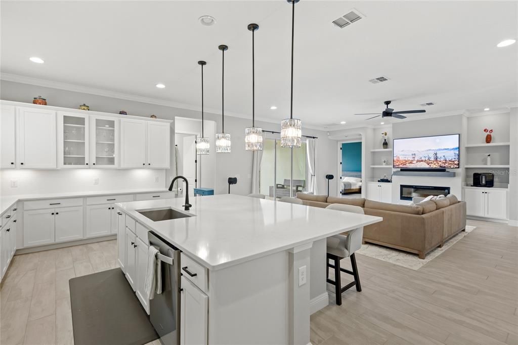 Под контрактом: $985,000 (7 спален, 5 ванн, 4873 Квадратных фут)