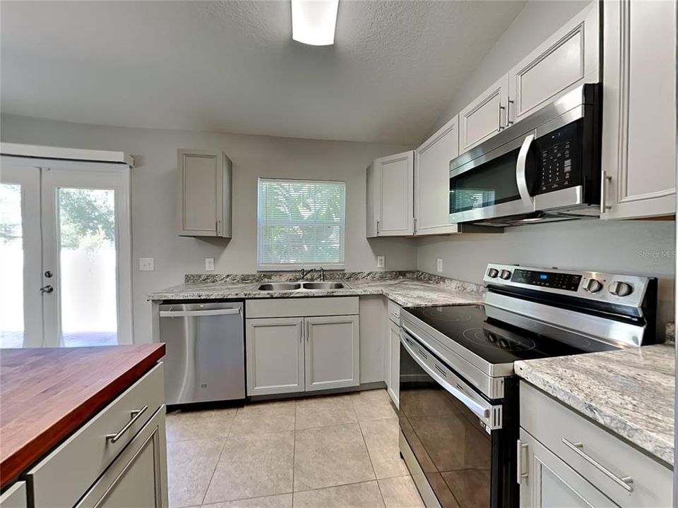 Activo con contrato: $1,599 (3 camas, 2 baños, 1266 Pies cuadrados)