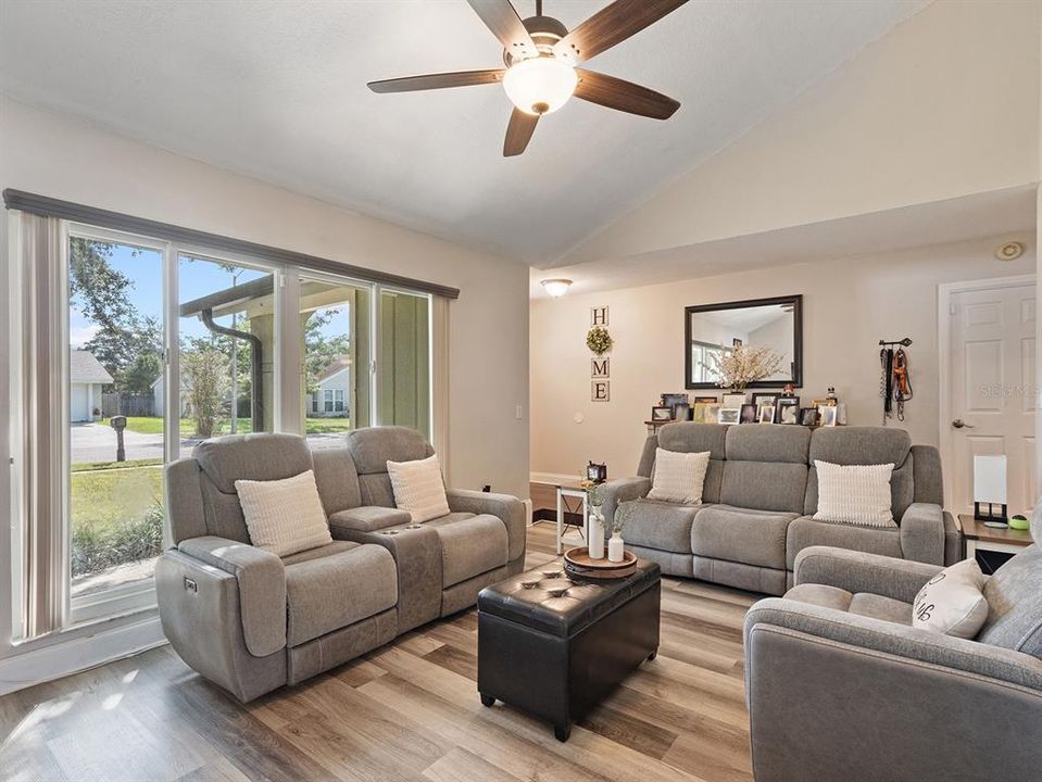 待售: $549,900 (4 贝兹, 2 浴室, 2064 平方英尺)