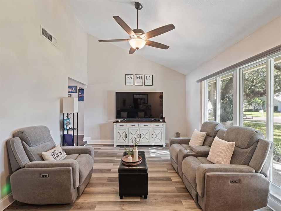 待售: $549,900 (4 贝兹, 2 浴室, 2064 平方英尺)