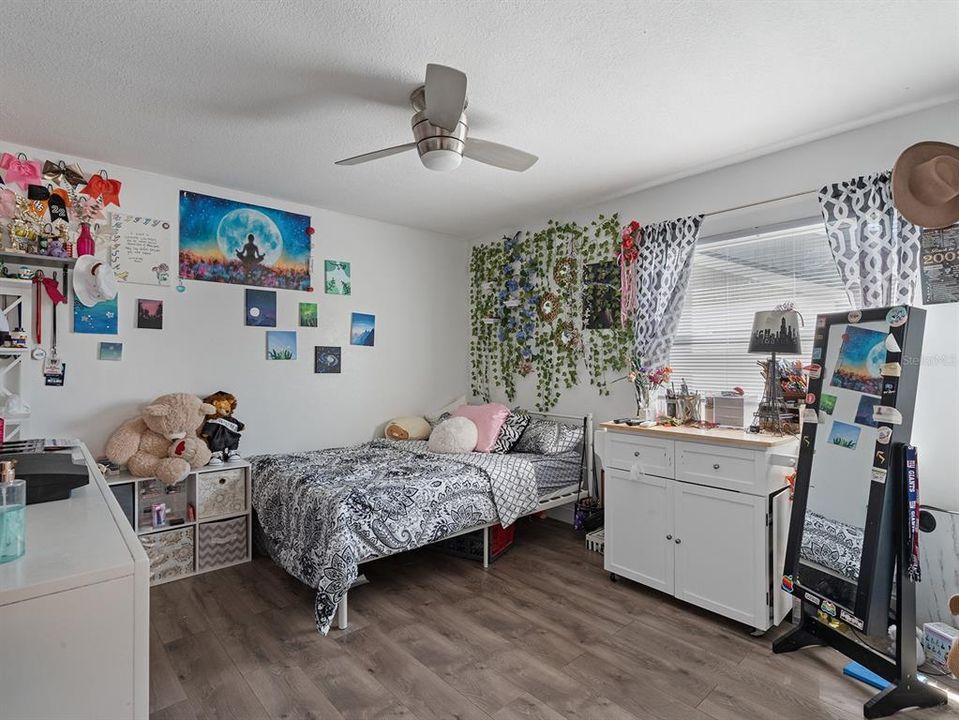 待售: $549,900 (4 贝兹, 2 浴室, 2064 平方英尺)