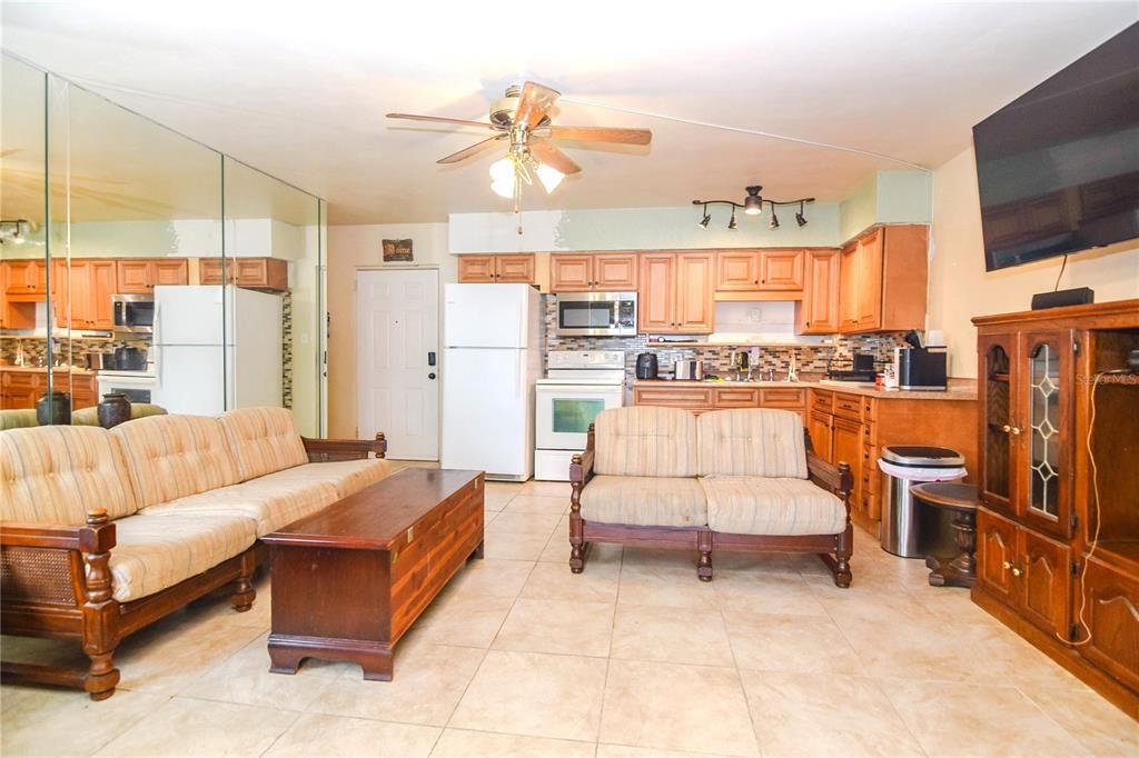 Active With Contract: $99,000 (2 beds, 1 baths, 640 Square Feet)