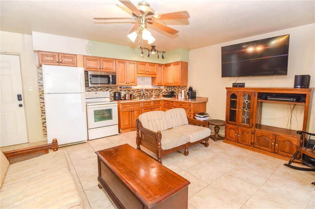 Active With Contract: $99,000 (2 beds, 1 baths, 640 Square Feet)