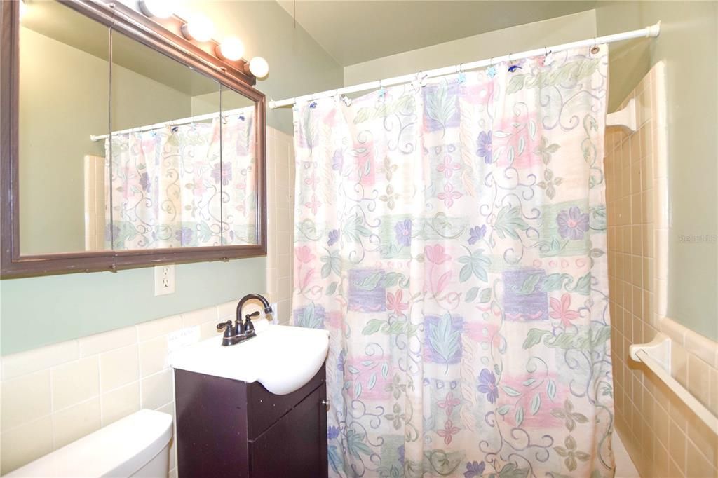 Active With Contract: $99,000 (2 beds, 1 baths, 640 Square Feet)