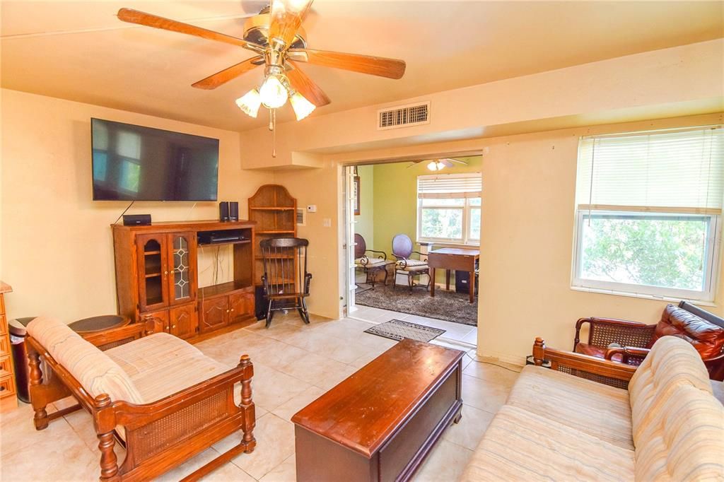 Active With Contract: $99,000 (2 beds, 1 baths, 640 Square Feet)
