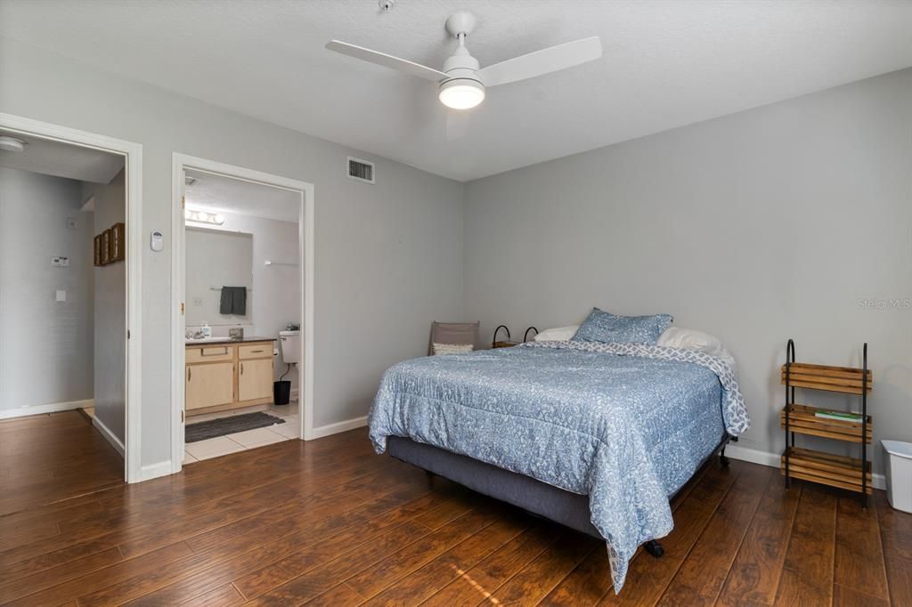 For Sale: $295,000 (3 beds, 2 baths, 1187 Square Feet)