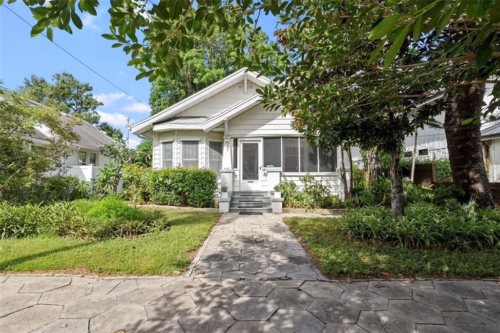 最近售出: $460,000 (2 贝兹, 1 浴室, 942 平方英尺)