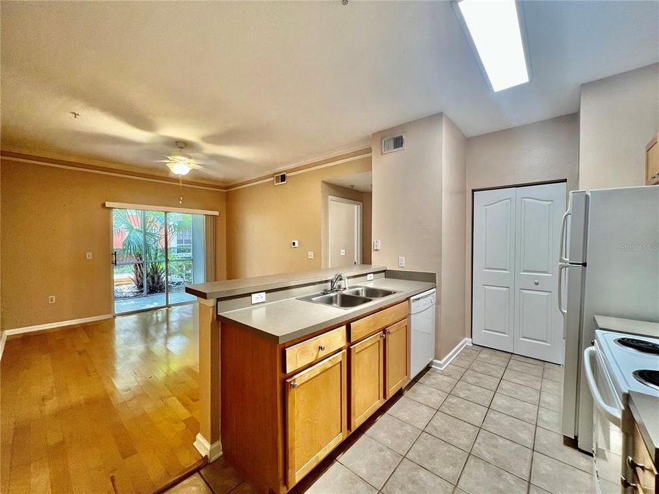 For Rent: $1,500 (1 beds, 1 baths, 636 Square Feet)