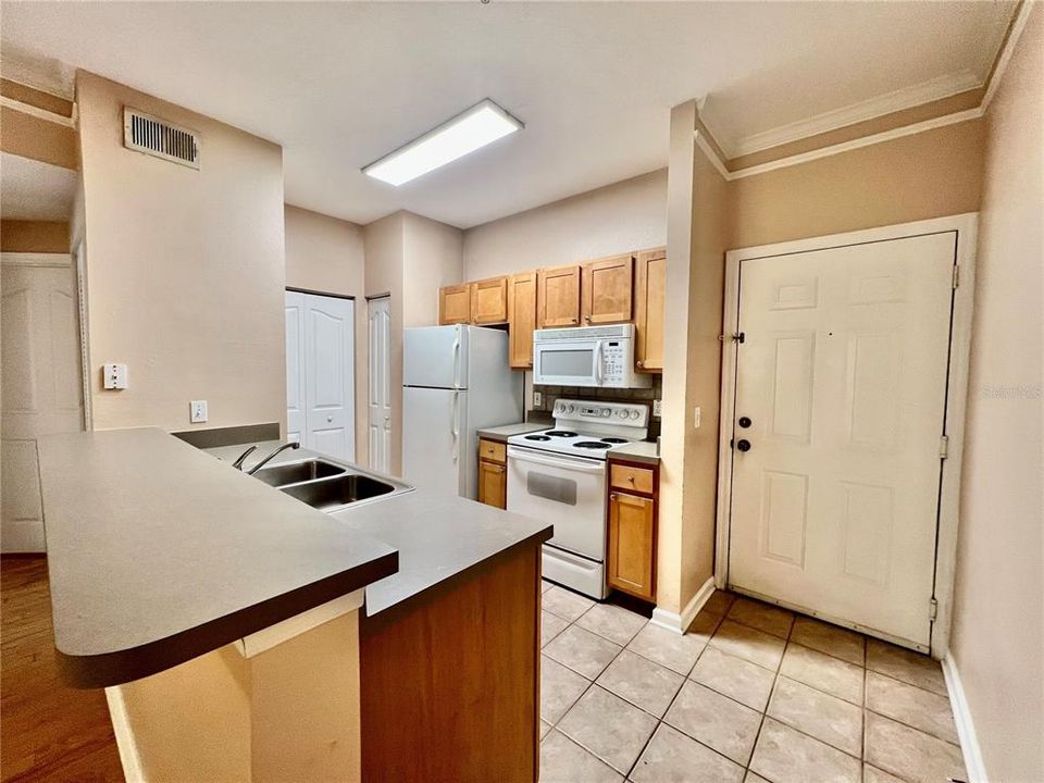 For Rent: $1,500 (1 beds, 1 baths, 636 Square Feet)