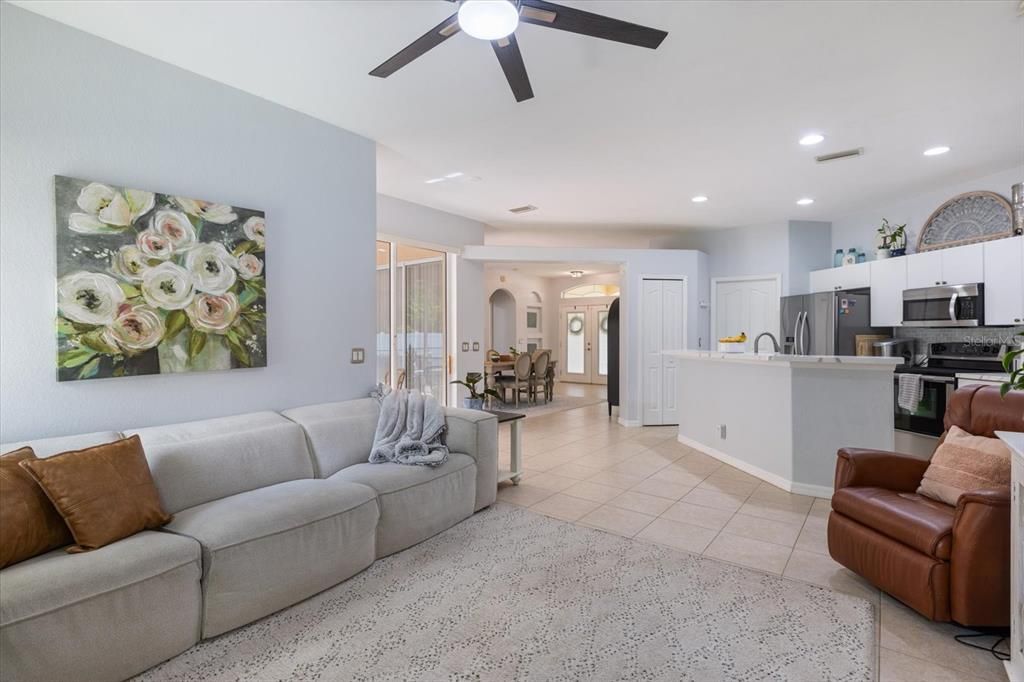 Activo con contrato: $329,900 (3 camas, 2 baños, 1831 Pies cuadrados)