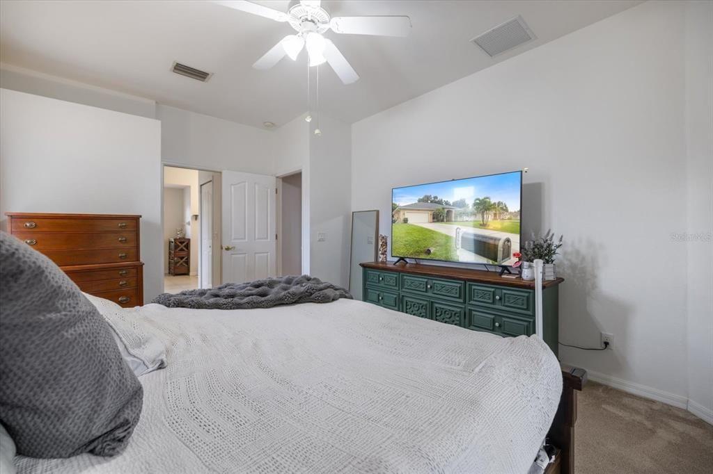 Activo con contrato: $329,900 (3 camas, 2 baños, 1831 Pies cuadrados)