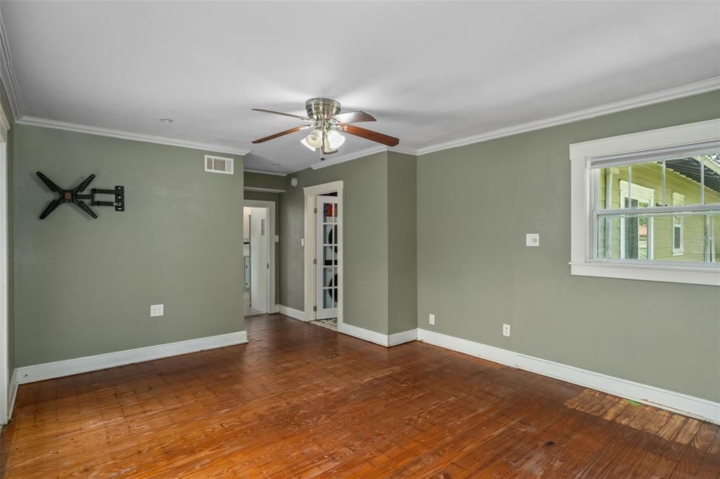 合同活跃: $419,000 (3 贝兹, 2 浴室, 1830 平方英尺)