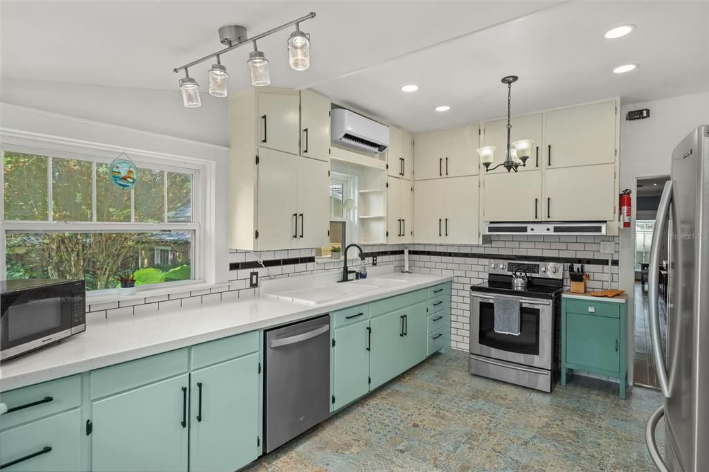 合同活跃: $419,000 (3 贝兹, 2 浴室, 1830 平方英尺)