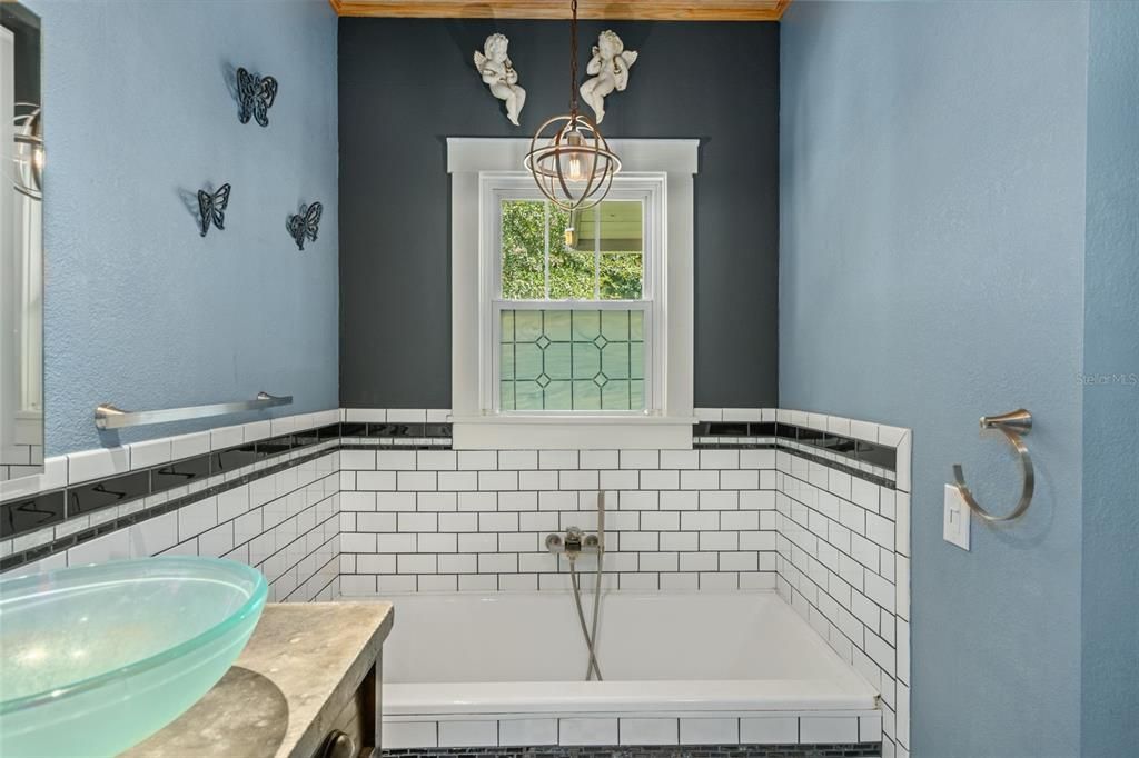 合同活跃: $419,000 (3 贝兹, 2 浴室, 1830 平方英尺)