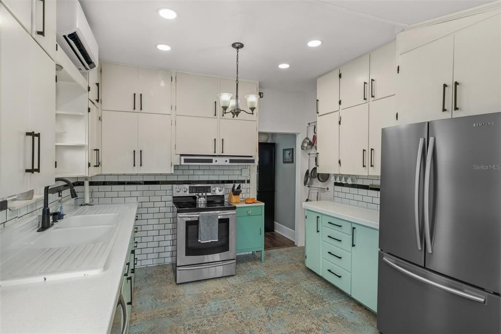 合同活跃: $419,000 (3 贝兹, 2 浴室, 1830 平方英尺)