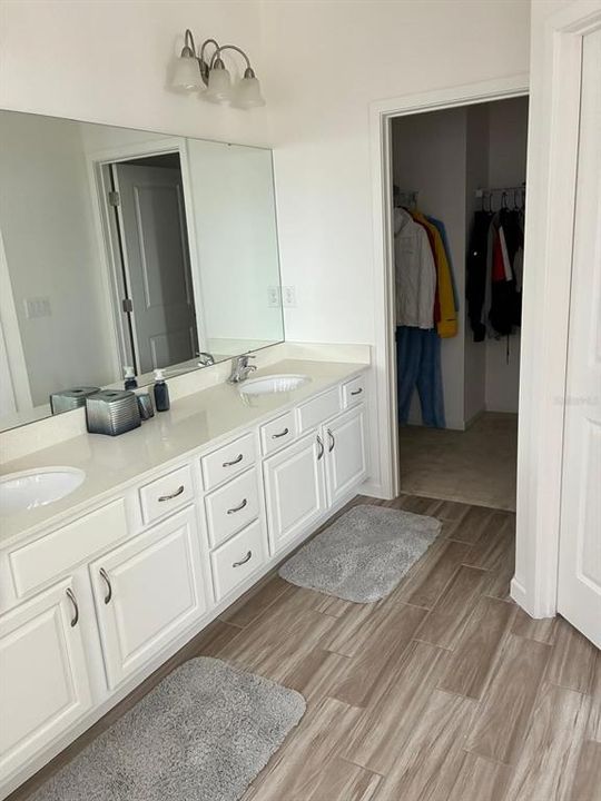 合同活跃: $641,000 (7 贝兹, 6 浴室, 4084 平方英尺)