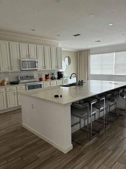 合同活跃: $641,000 (7 贝兹, 6 浴室, 4084 平方英尺)