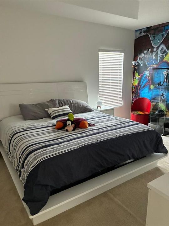 合同活跃: $641,000 (7 贝兹, 6 浴室, 4084 平方英尺)