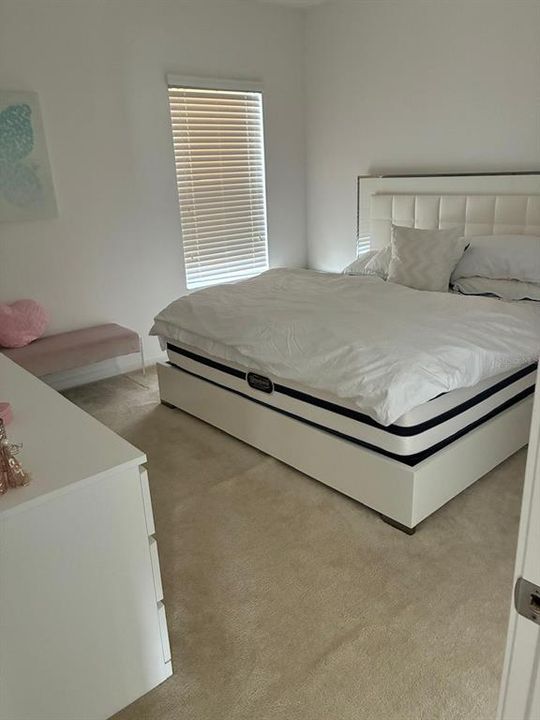 合同活跃: $641,000 (7 贝兹, 6 浴室, 4084 平方英尺)