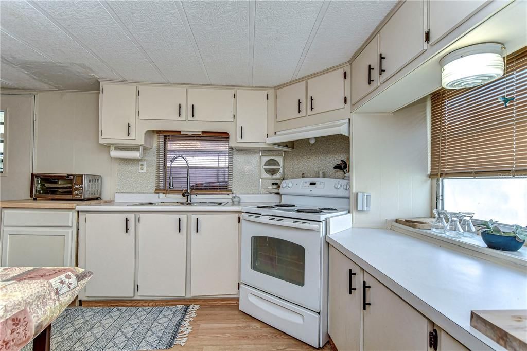 For Sale: $85,000 (2 beds, 1 baths, 684 Square Feet)