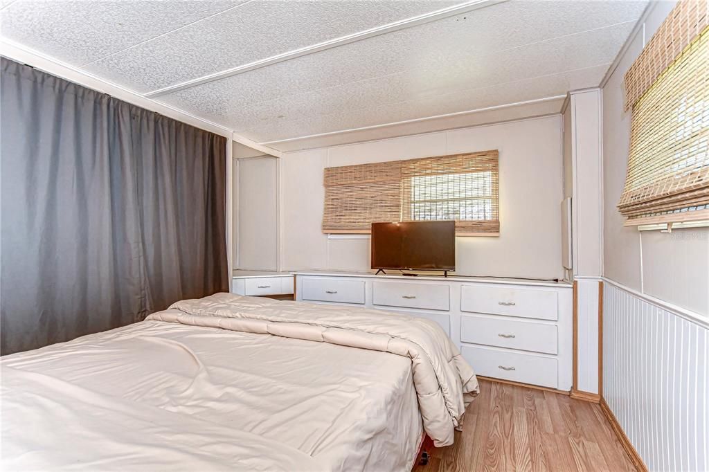 For Sale: $85,000 (2 beds, 1 baths, 684 Square Feet)