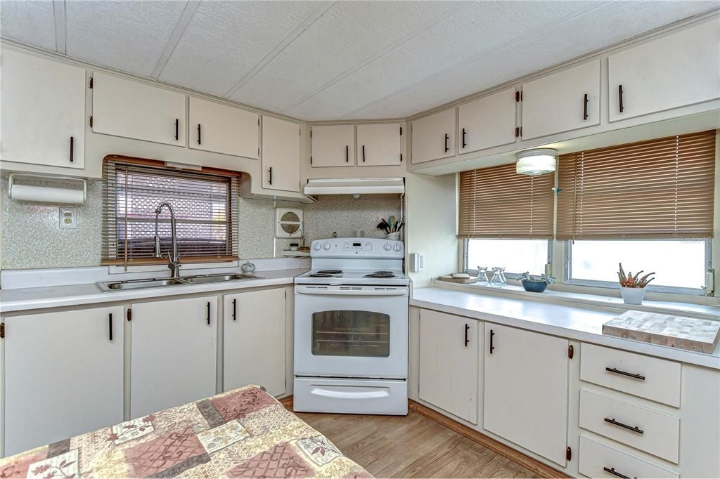 For Sale: $85,000 (2 beds, 1 baths, 684 Square Feet)