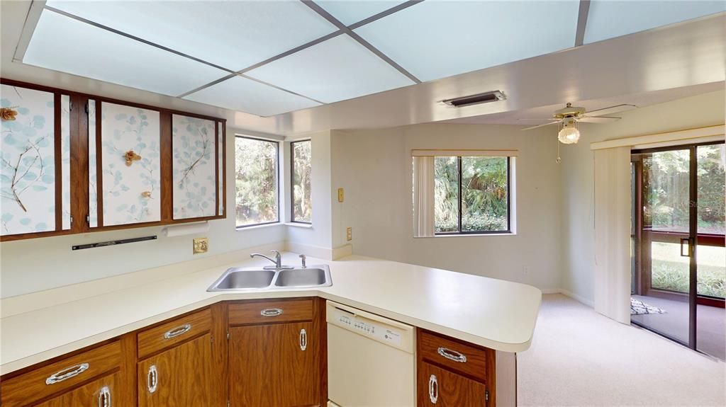 For Sale: $174,900 (2 beds, 2 baths, 1098 Square Feet)