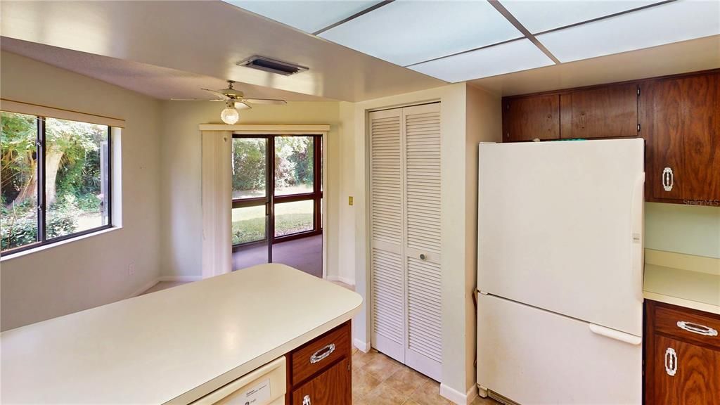 For Sale: $174,900 (2 beds, 2 baths, 1098 Square Feet)